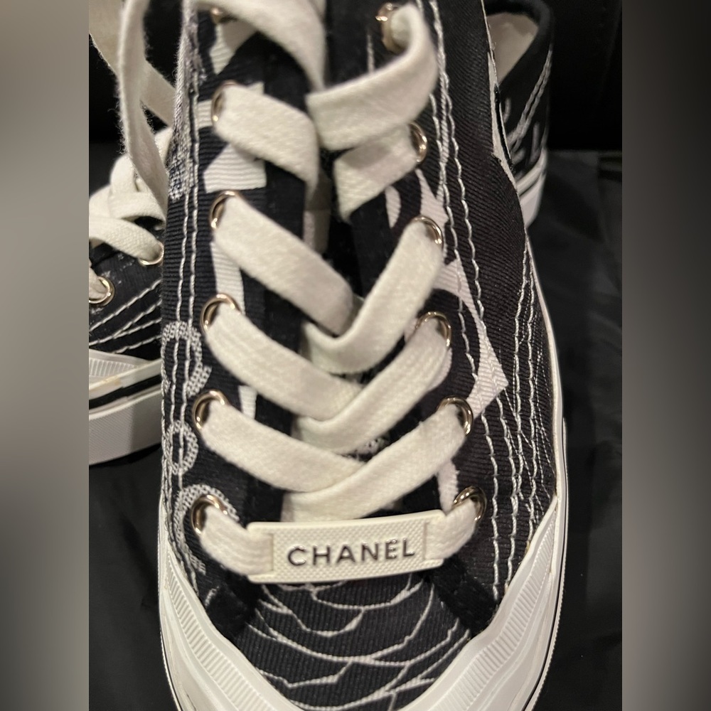 Pre loved Chanel black and white graffiti, logo lowtop sneakers, (39). - Picture 3 of 12